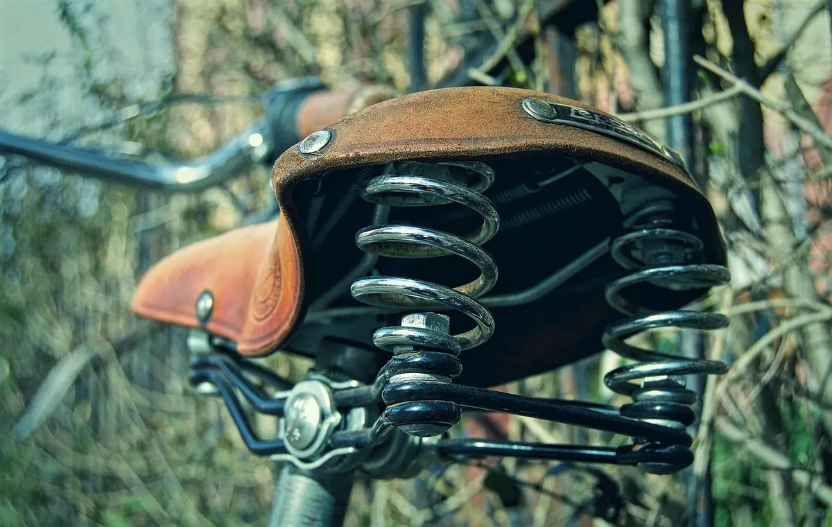 saddle, bicycle saddle, leather saddle, suspension, handwork, leather, feather, manufactory, detail, nostalgia, comfortable, tanned, shot down, used, retracted,