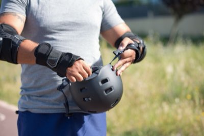 Capacete: Como fazer o ajuste correto em 4 passos de segurança